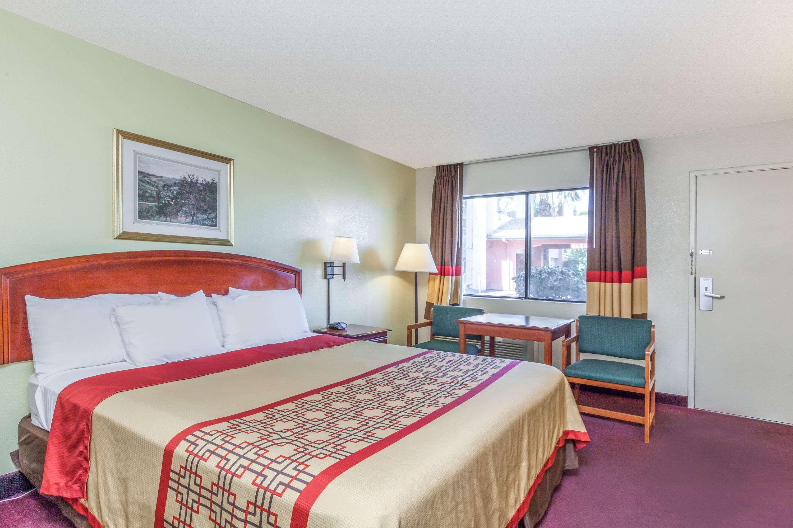 ซูเปอร์ 8 บาย วินด์แฮม เบเคอร์สฟิลด์/เซ็นทรัล Hotel เบเกอร์สฟีลด์ ภายนอก รูปภาพ